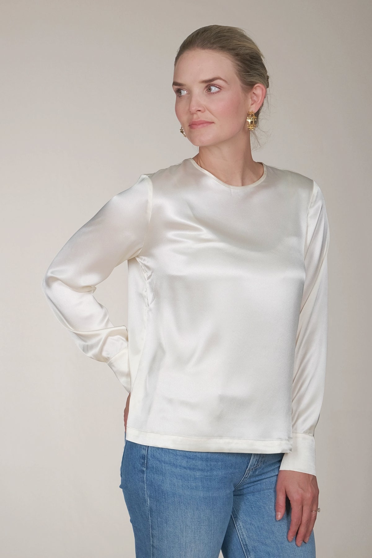 24" Satin Round Neck Easy Top